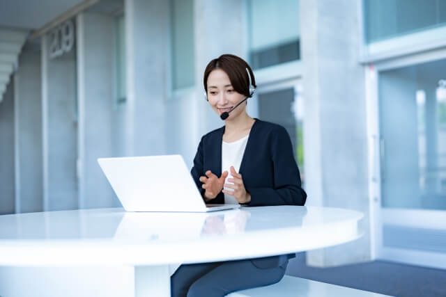 ビデオ通話する女性